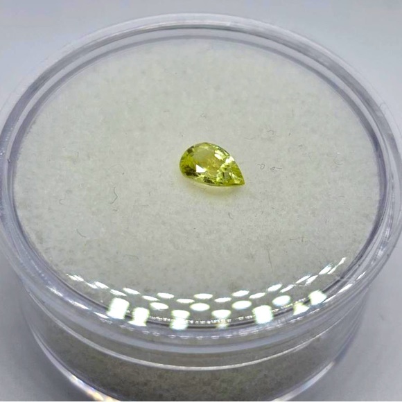 Natural Peridot Pear Gemstone 0.66ct - Picture 3 of 4